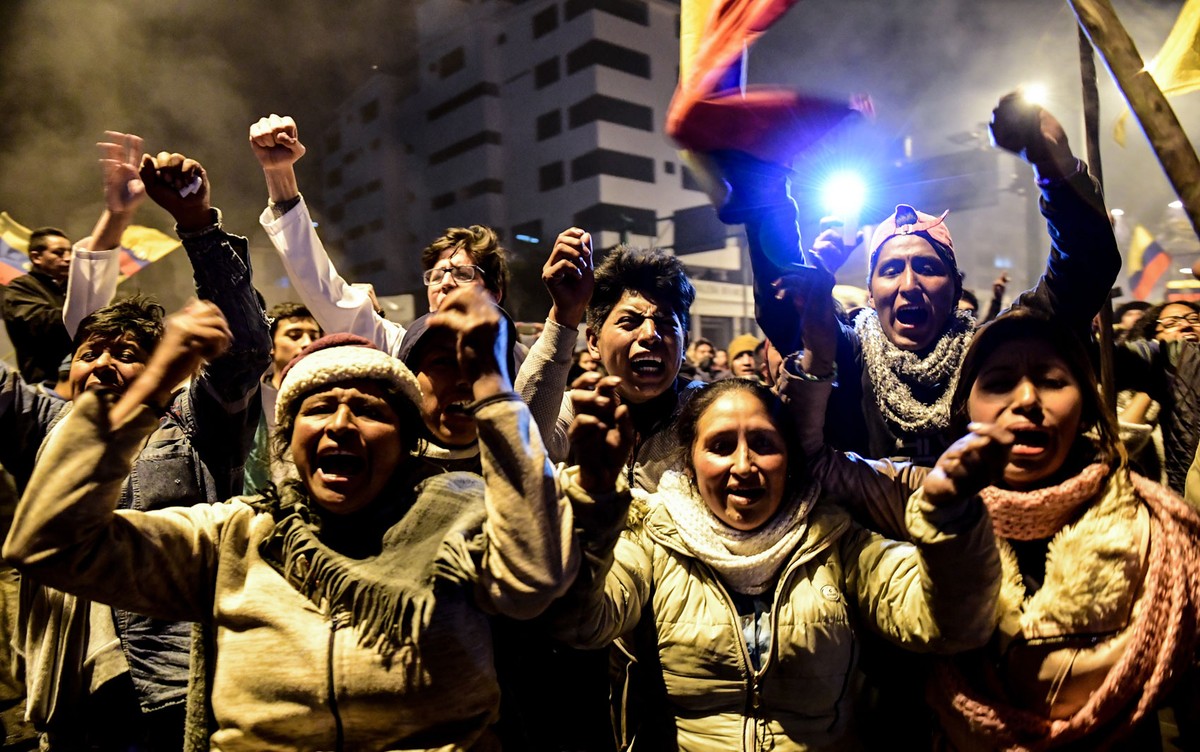 Following the announcement of the agreement, hundreds of indigenous people celebrated outside the Casa de la Cultura.