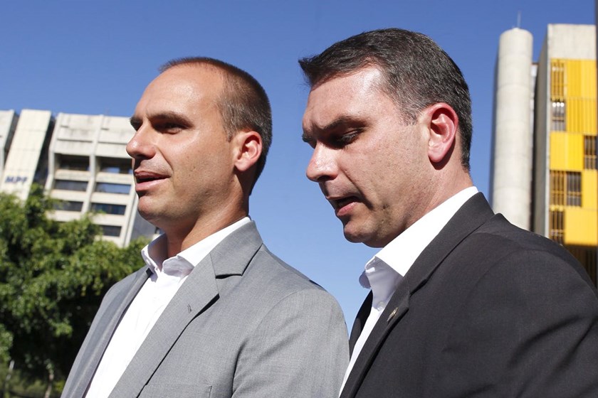 Deputy Eduardo Bolsonaro (left) and Senator Flávio Bolsonaro (right).