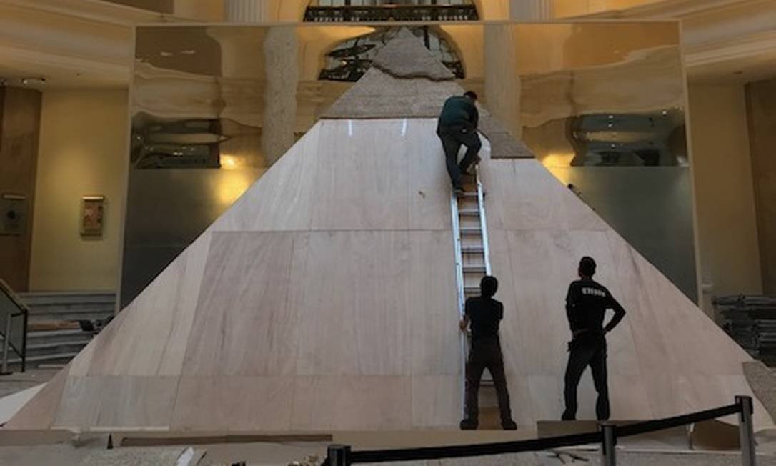 There are replicas, such as the tomb of Queen Nefertari, wife of Ramses II, and a scenic pyramid.