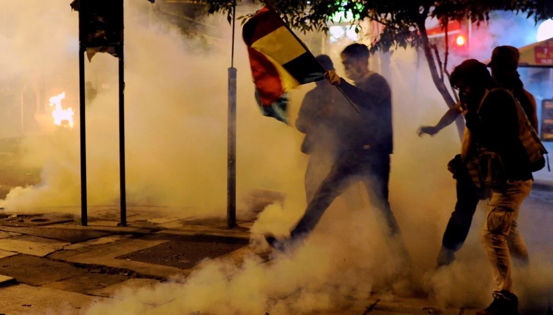 The marches ended in confrontation, violent incidents, and police repression, with the release of tear gas and several people wounded.