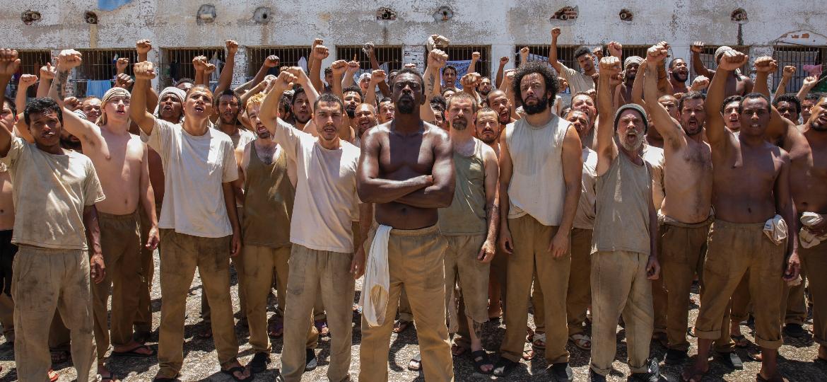 There are many scenes filmed in a prison in Paraná State still in activity.