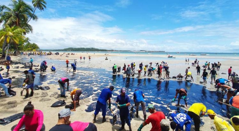 According to oceanographer Moacyr Araújo, vice-rector of the Federal University of Pernambuco, people should avoid entering the areas affected by oil and consuming fish and seafood until the level of contamination is known.