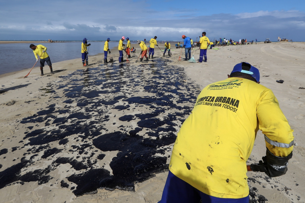 The spill would have occurred in the Atlantic Ocean, in a region on the path of a marine current that comes from Africa.