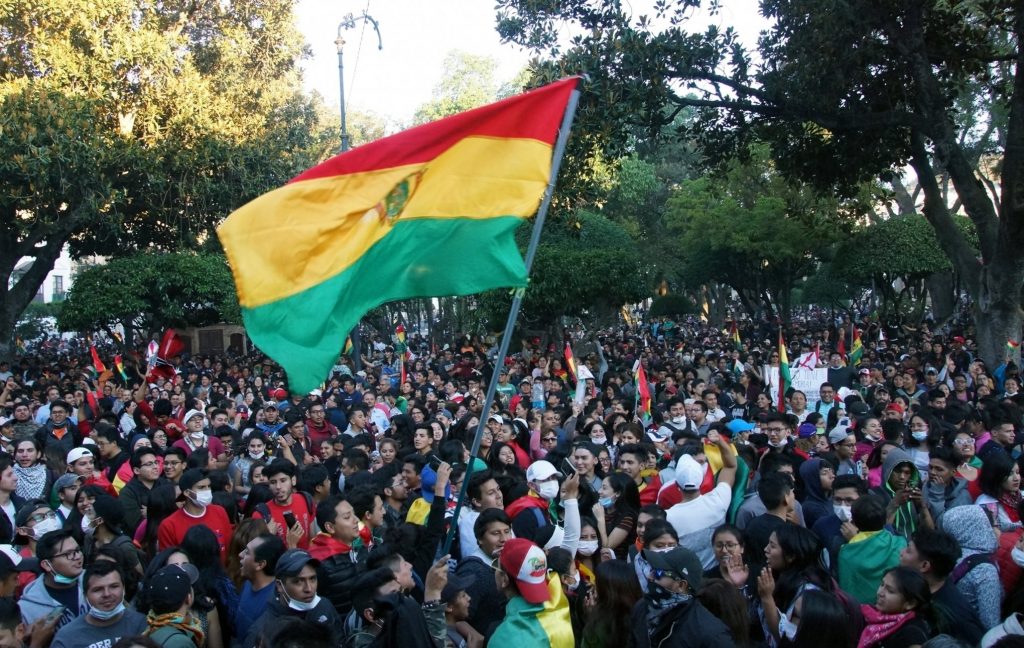 Thousands of citizens took to the streets in La Paz, Santa Cruz - where there were barricades and strike calls -, Cochabamba, Potosí, and Sucre.