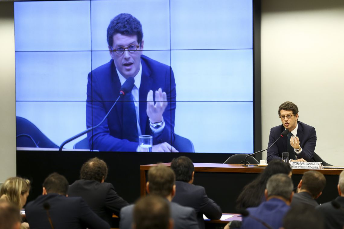 Environment Minister Ricardo Salles flew over the coast twice to check the oil slicks but has not yet answered questions regarding the activation and operation of the National Contingency Plan.