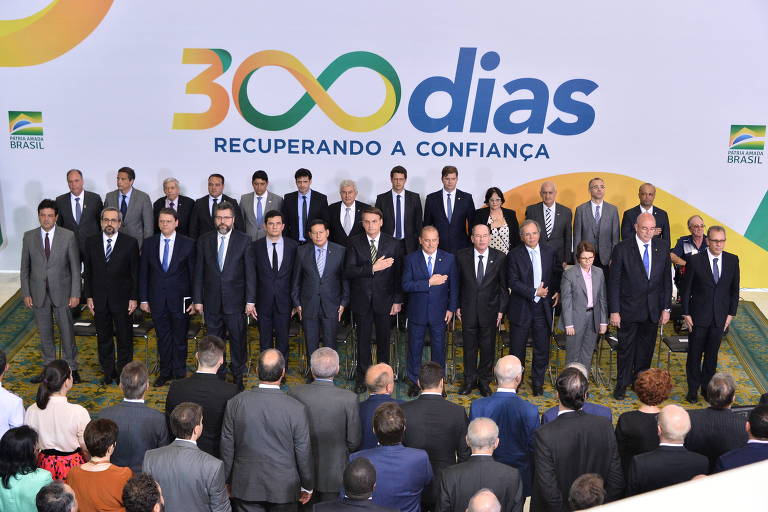 Yesterday, November 5th, the Presidency held a ceremony in the noble hall of the Planalto Palace to commemorate the current administration's 300 days.