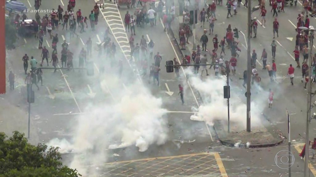 The turmoil began around 4:15 PM as the bandwagon entered Santana street and the sound was turned off.