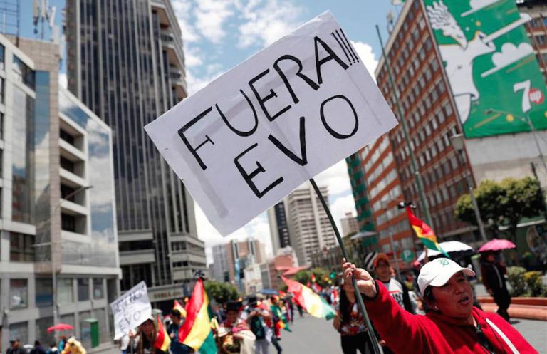 Supporters of the ruling party Movimiento al Socialismo (MAS) marched through La Paz and, according to eyewitnesses, attacked people and buildings. According to Bolivian media, there were also lootings. (Photo internet  reproduction)