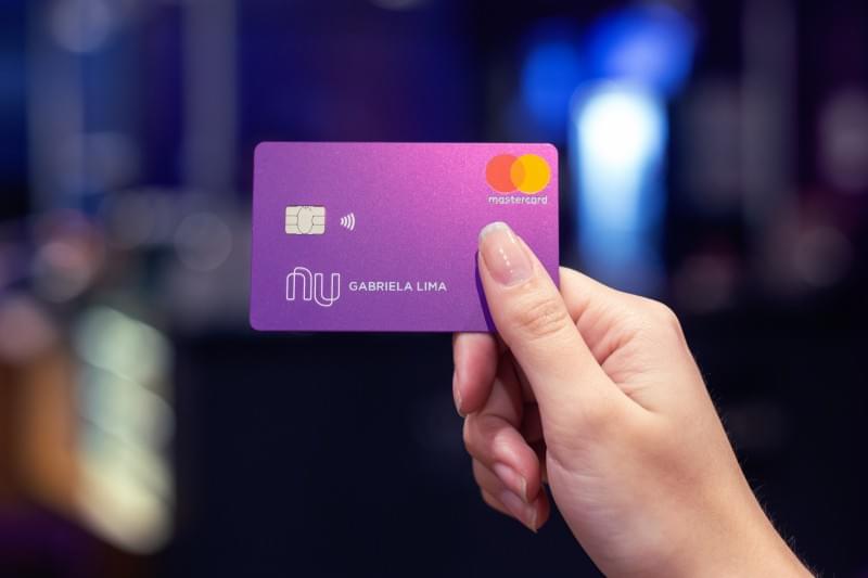 To prevent fraud, Nubank uses real-time monitoring systems, statistical models, and transaction management systems.