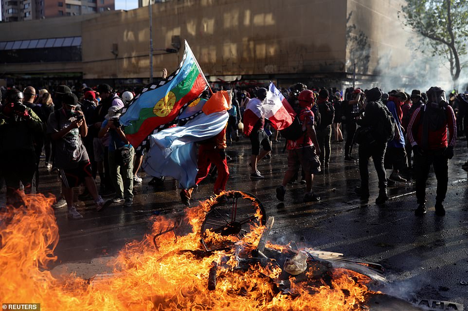 Many disappointed citizens have lost confidence in their governments, partly as a result of a string of major corruption scandals. (Photo internet reproduction)