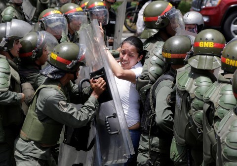 Many disappointed citizens have lost confidence in their governments, partly as a result of a string of major corruption scandals. (Photo internet reproduction)