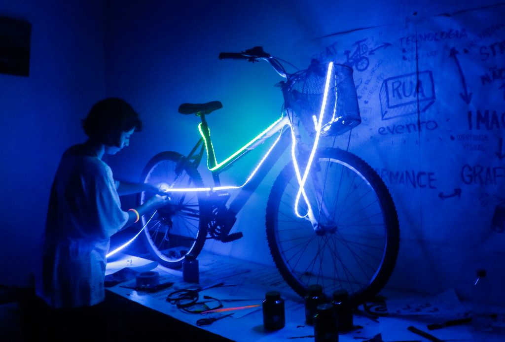 The artists have divided the set of artistic installations and public performances into four topics: urban life; environmental dystopias; equality and black culture; and body-mind.