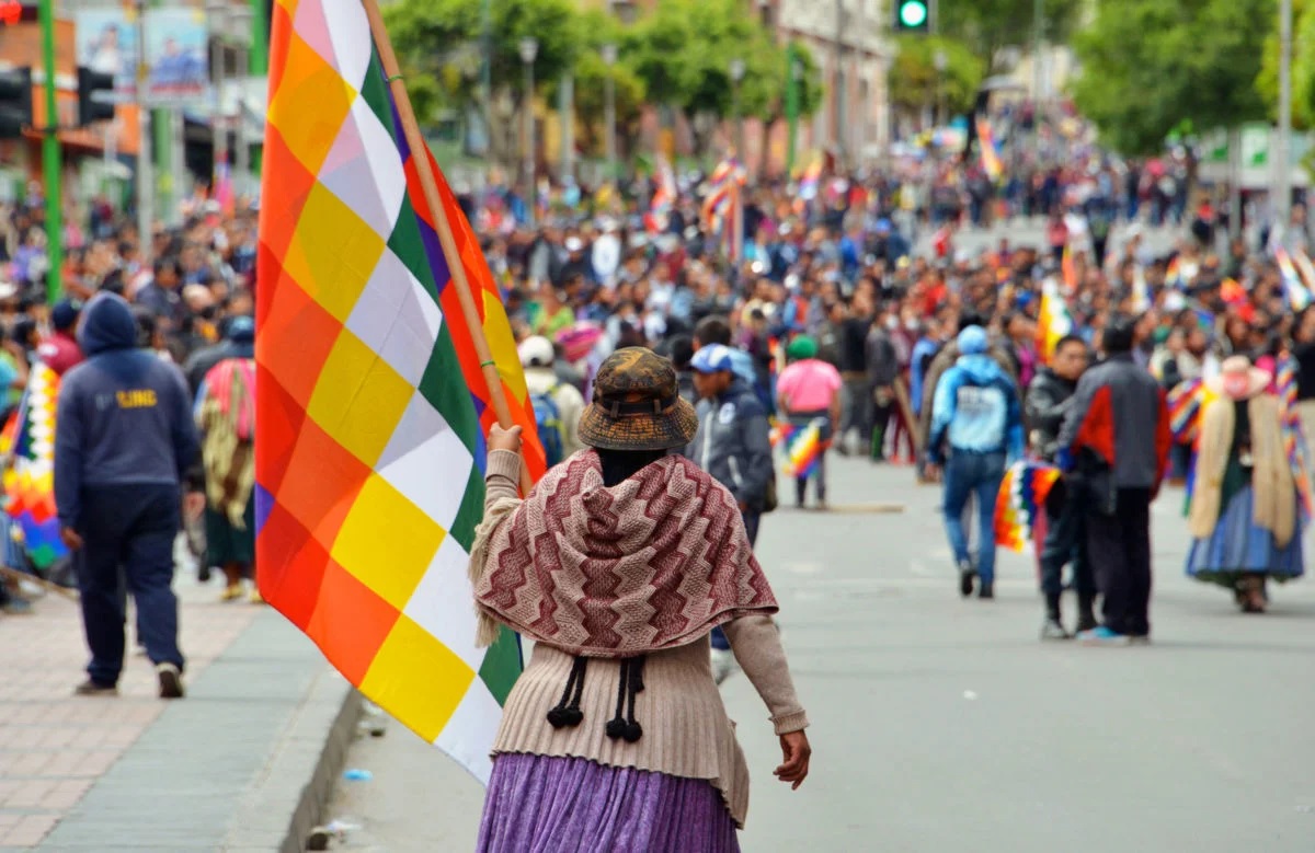 According to the researcher, the right-wing was opportunistic in taking advantage of a government already worn out by denunciations of authoritarianism to satisfy conservative and religious agendas that exclude the indigenous people from the concept of a single nation that they so arduously advocate.