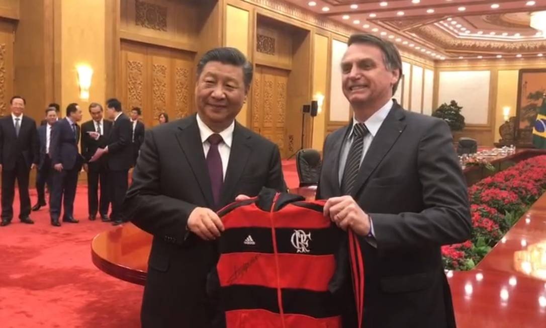 Brazilian President Jair Bolsonaro (right) handed Chinese President Xi Jinping (left) a Flamengo jersey.