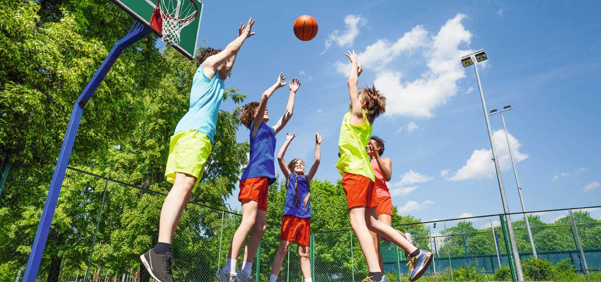 Experts are not only referring to sports, but also to basic actions such as walking to school or playing ball with friends in the park.