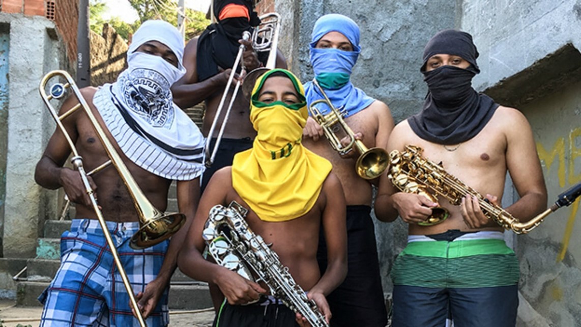 The photographers portrayed people linked to artistic activities, such as music, dance, theater, performance, who live or have a close relationship with the favelas.