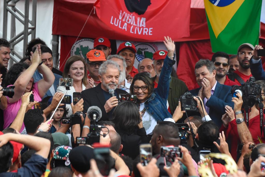 Alongside Haddad and the PT president, Gleisi Hoffmann, he climbed on the stage and thanked a huge list of his vigil's organizers.