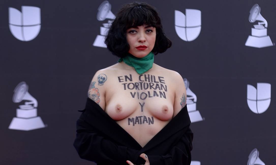 Chilean singer Mon Laferte showed her breasts with the message "In...