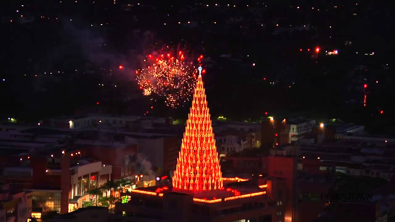 A special Christmas show, starting at 6 PM, will entertain visitors with fireworks and the arrival of Santa Claus.