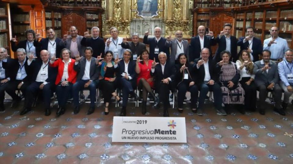 Members of the Forum of Puebla making the 'Lula Livre' ("Free Lula") gesture.