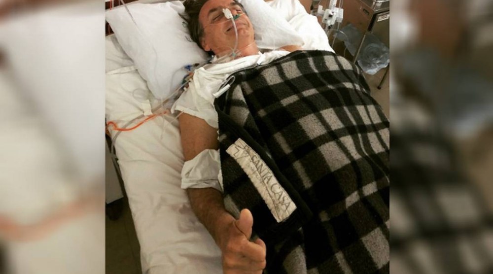 President Jair Bolsonaro took a tumble in the bathroom on Monday night, hit his head, and was taken to the Armed Forces Hospital in Brasilia. (Photo internet reproduction)