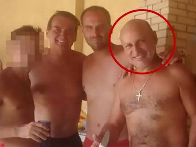 Quieroz's closeness to the whole Bolsonaro family is very well expressed in this photograph.