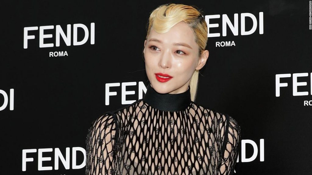 Goo's alleged suicide joins a long line of suicides of female K-Pop stars who took their lives in the extremely hierarchical and male-dominated industry. The 25-year-old singer Sulli was found dead in her apartment in mid-October.