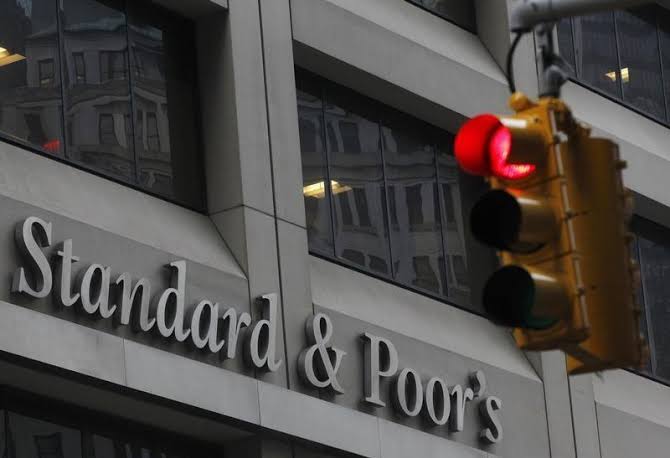 S&P (Standard & Poor's) reported in a statement that the ratings of 15 institutions in the Brazilian financial sector were revised from positive to stable.