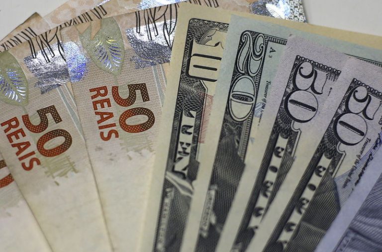 Dollar Closes at Lowest Level in Three Weeks