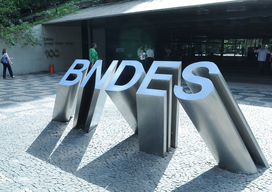 In the last week before the holidays that typically halt the financial market, the BNDES collected approximately R$2 billion (US$500 million) from the sale of securities.