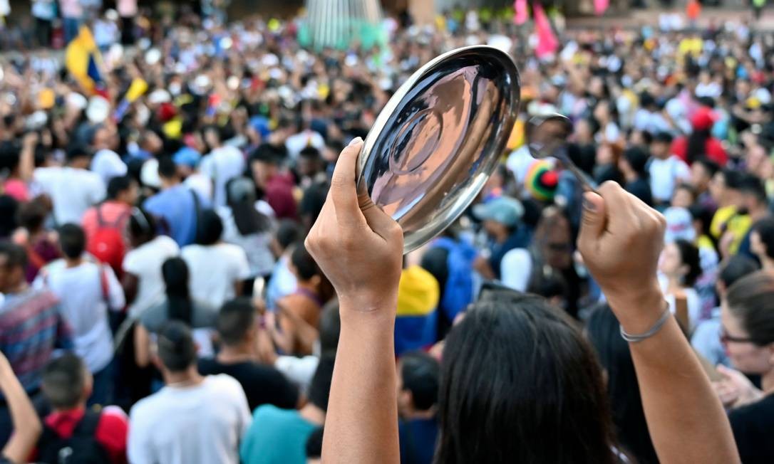The strike movement's demands were originally aimed at stopping reforms and decrees that would privatize the pension system and state-owned enterprises and worsen working conditions.