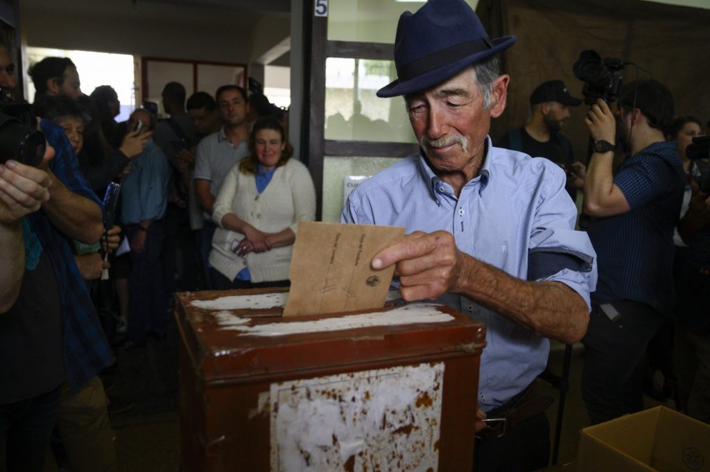 The message ordered the vote on Luis Lacalle Pou.