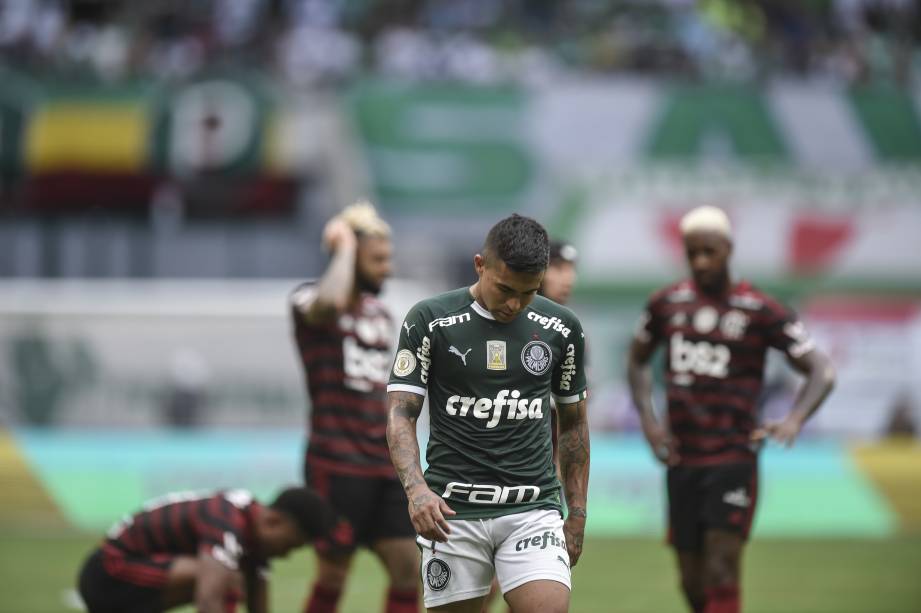 The defeat at home projects a climate of tension and instability for the Palmeiras' final rounds in the Brasileirão championship.