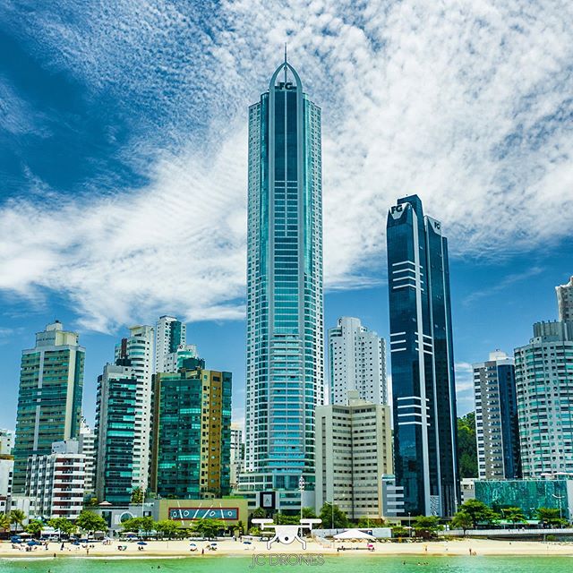 With a skyline teeming with skyscrapers, beaches adorned with elegant edges and stunning natural beauty, Balneário Camboriú, on the coast of Santa Catarina, has consolidated itself in recent decades as one of the top itineraries of the Brazilian summer.