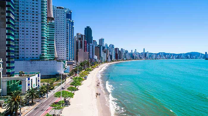 With a skyline teeming with skyscrapers, beaches adorned with elegant edges and stunning natural beauty, Balneário Camboriú, on the coast of Santa Catarina, has consolidated itself in recent decades as one of the top itineraries of the Brazilian summer. (Photo internet reproduction)