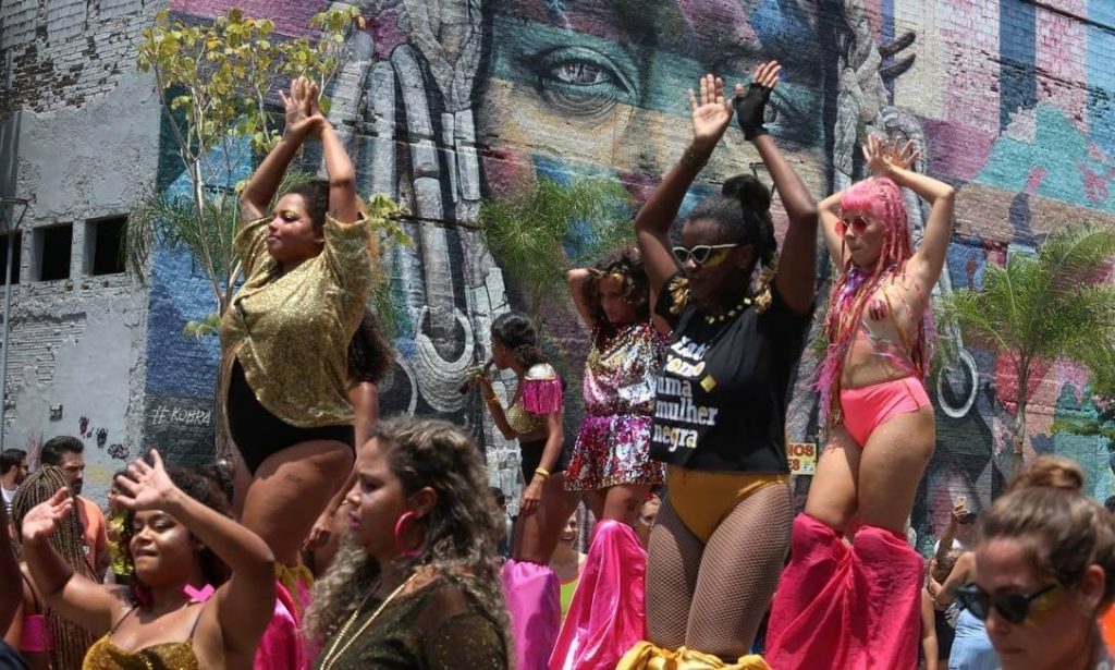 Although it will only be officially opened on January 12th, with the presentation of the Favorite Block in Copacabana, the party started this Sunday, January 5th, with 25 blocks partying in the streets of the Center.