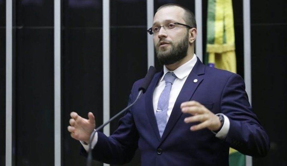 There were also, however, those who supported the deputy's proposal, who has already preached the return of AI-5 in Brazil, to criminalize communism. One of them was Congressman Filipe Barros (PSL-PR).