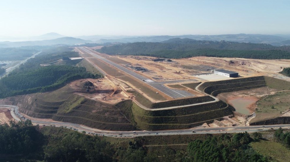 Operation must take place uninterrupted, with no schedule restrictions. The airport runway is 2,470 meters long. For comparison purposes, the runway at Congonhas airport, one of the busiest in the country, is 1,940 meters.