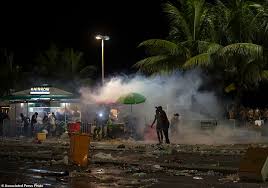 According to the Municipal Guard, one agent was slightly injured and the team needed to use equipment with less offensive potential to contain the riot in the vicinity of the Belmond Copacabana Palace Hotel.