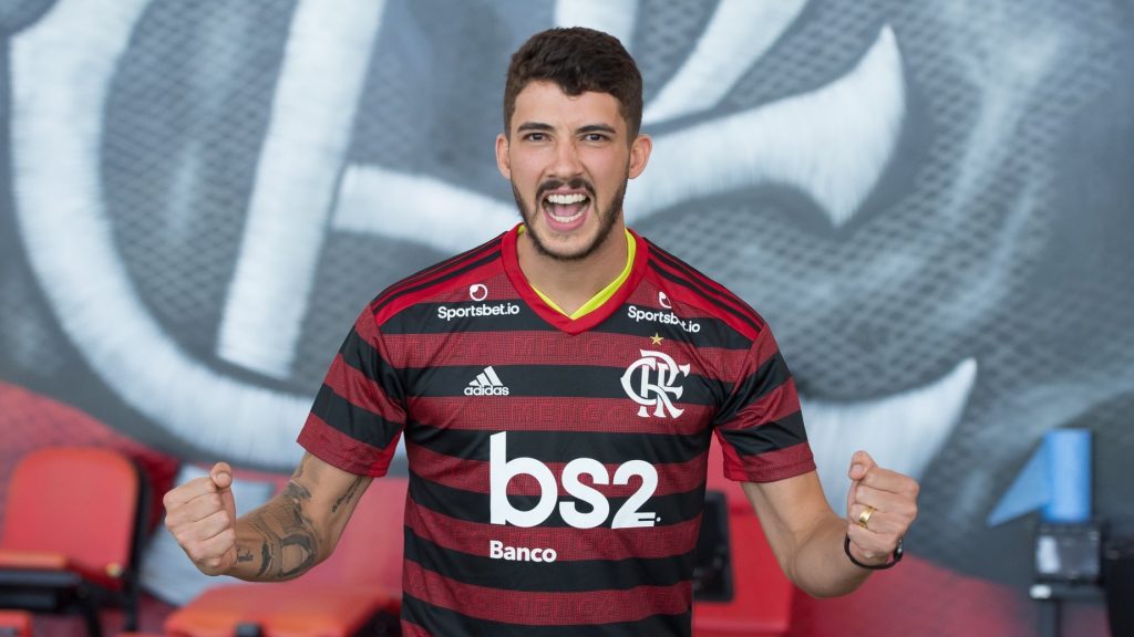 Presented on Wednesday as Flamengo's booster for the 2020 season, defender Gustavo Henrique wore the No. 2 jersey and revealed at a press conference that he had received the backing of striker Gabriel to hit the club