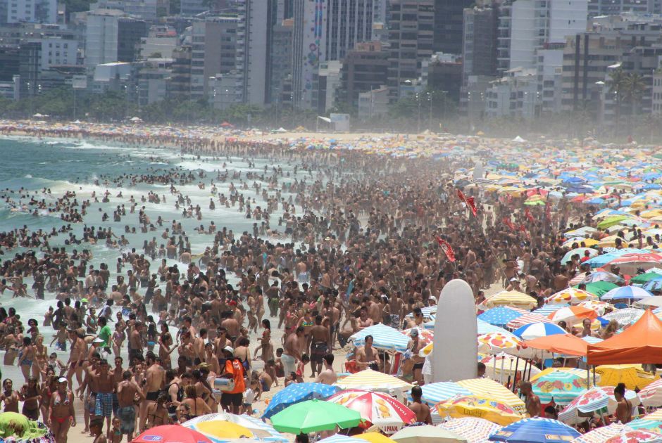Cariocas e turistas lotam a praia de Ipanema, na zona sul do Rio de Janeiro