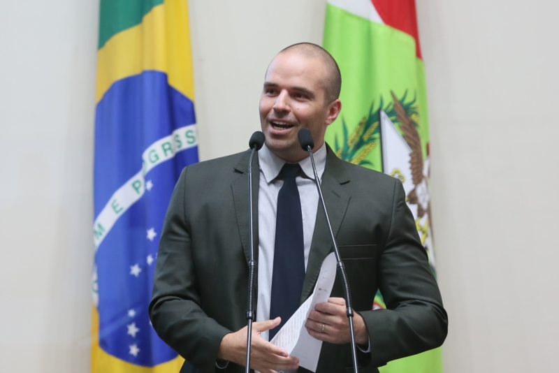 Following the example of Jair Bolsonaro, Jessé Lopes (PSL) from Santa Catarina believes sexual harassment is a compliment for a woman.