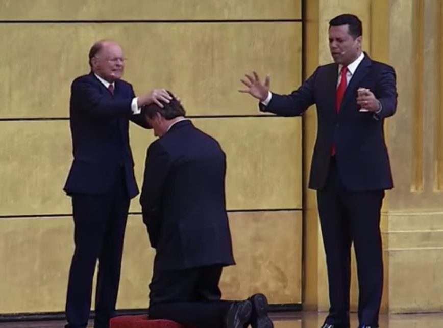 These pictures show well that there is little that Jair Bolsonaro would not do for his evangelical friends and followers. (Photo internet reproduction)