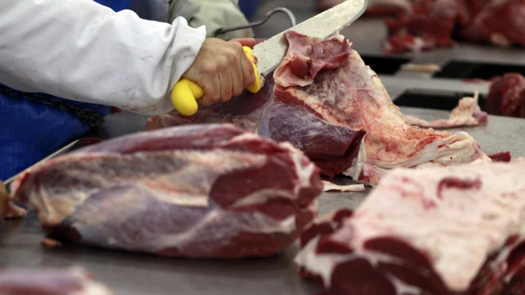 With the increase in exports to China, the supply of meat in Brazil has fallen and prices have risen. The accumulated high in 2019 was 32.4 percent. A truckload of meat became worth between R$800,000 and R$1 million, which attracts the bandits. (Photo internet reproduction)