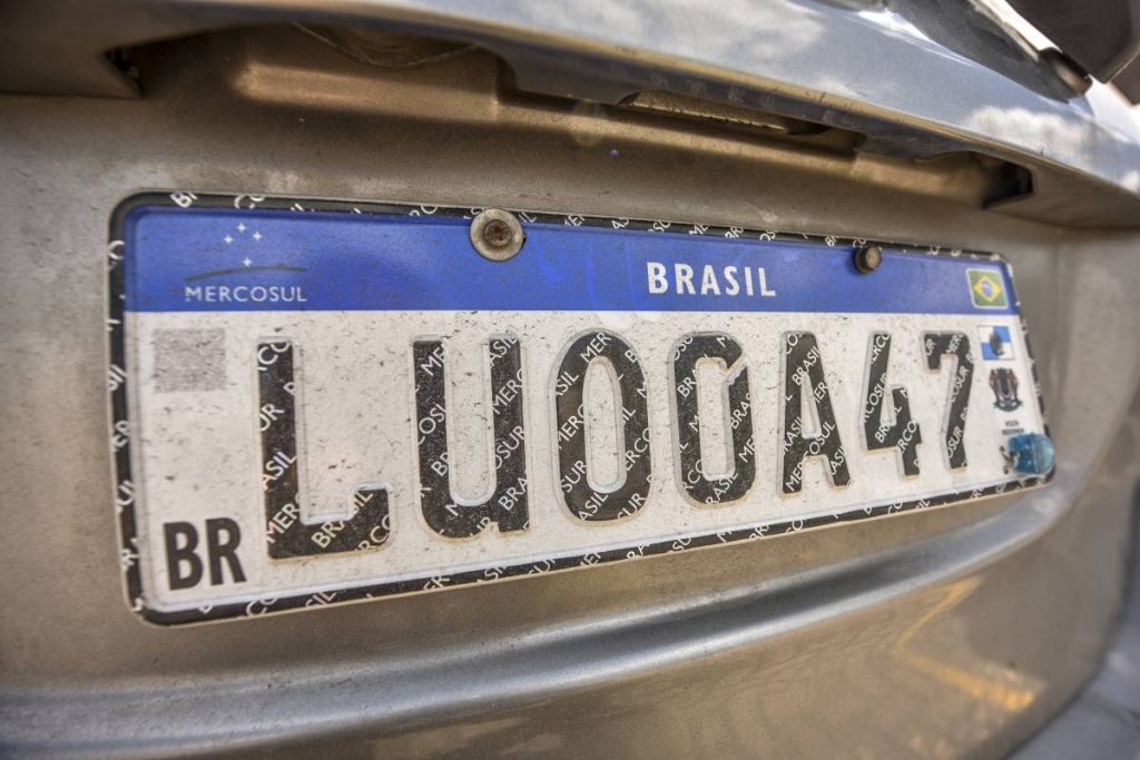 On January 31st, the use of the Mercosur license plate becomes mandatory throughout the country.