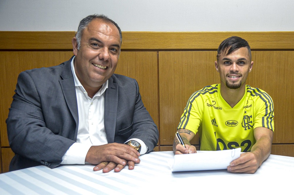 Michael, next to Marcos Braz, signs the contract with Flamengo - Photo: Reproduction/Twitter Official Flemish