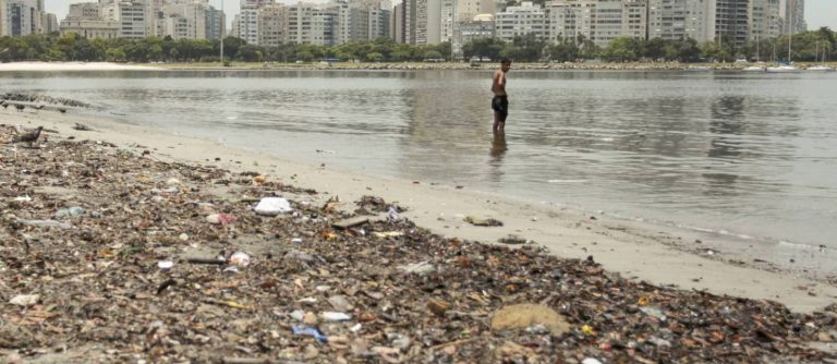 Botafogo Beach in Rio Suffers from Garbage, Sewage Build-up