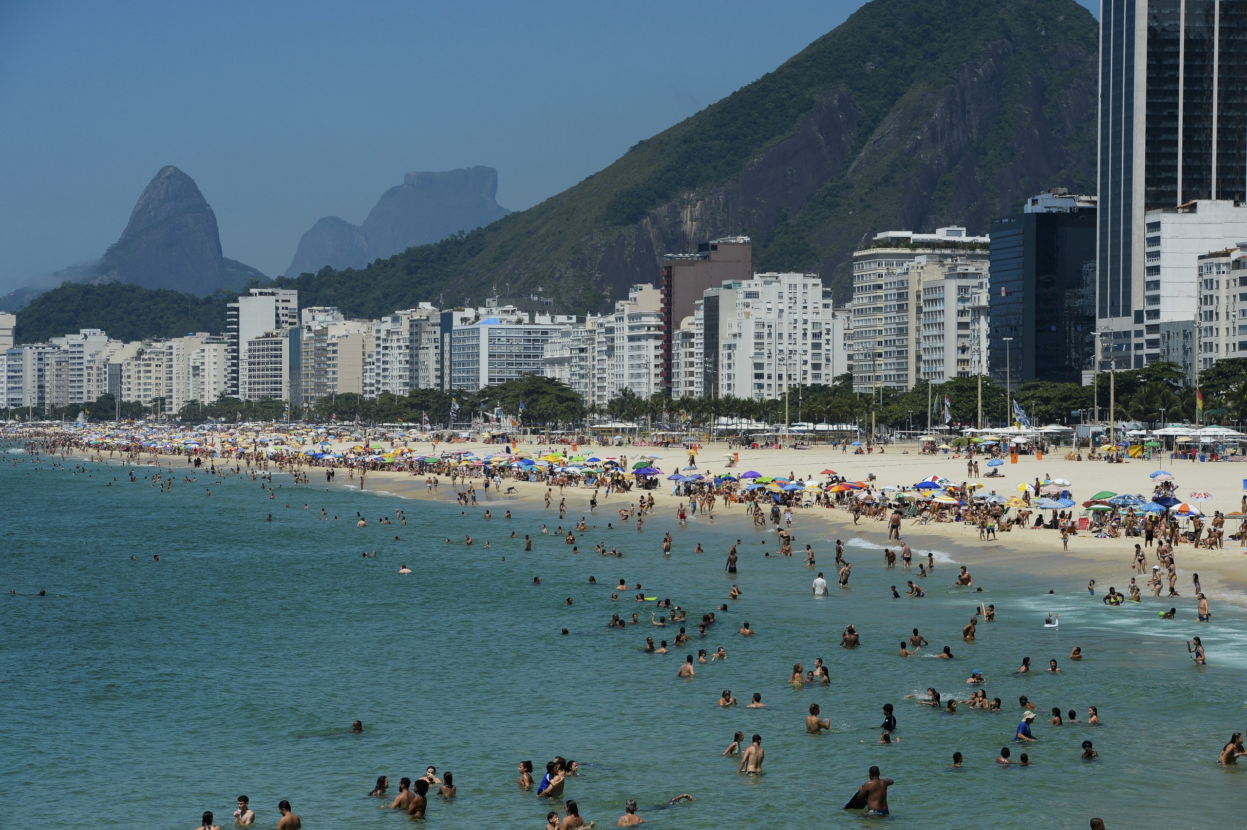 Rio vive dias de sol forte e praia cheia na última semana do an