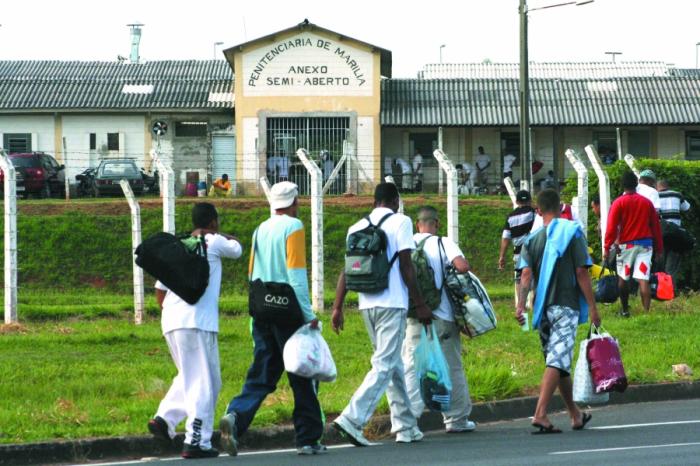 Every year prisoners in a semi-open regime in Rio de Janeiro’s penitentiary system are granted leave to spend Christmas time outside of prisons.