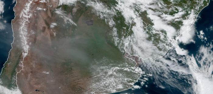 A cold front is approaching Rio Grande do Sul in the next few hours, and should bring winds blowing from the Southwest, which help transport the smoke to the state. Santa Catarina may also have the occurrence of smoke.